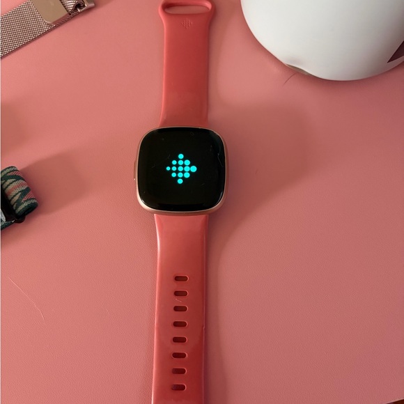 Fitbit Versa 4 - Picture 1 of 11